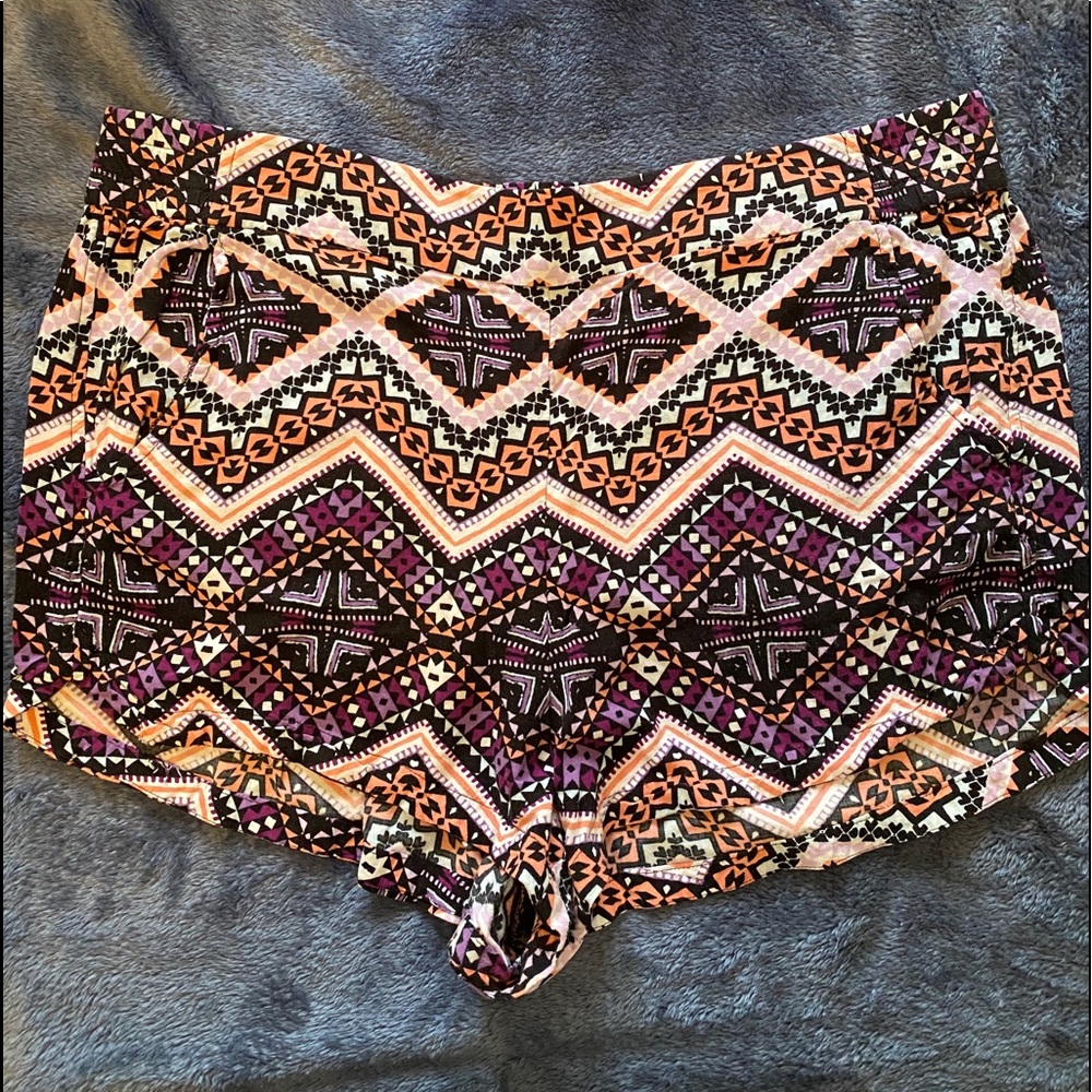 Express pull on shorts size L